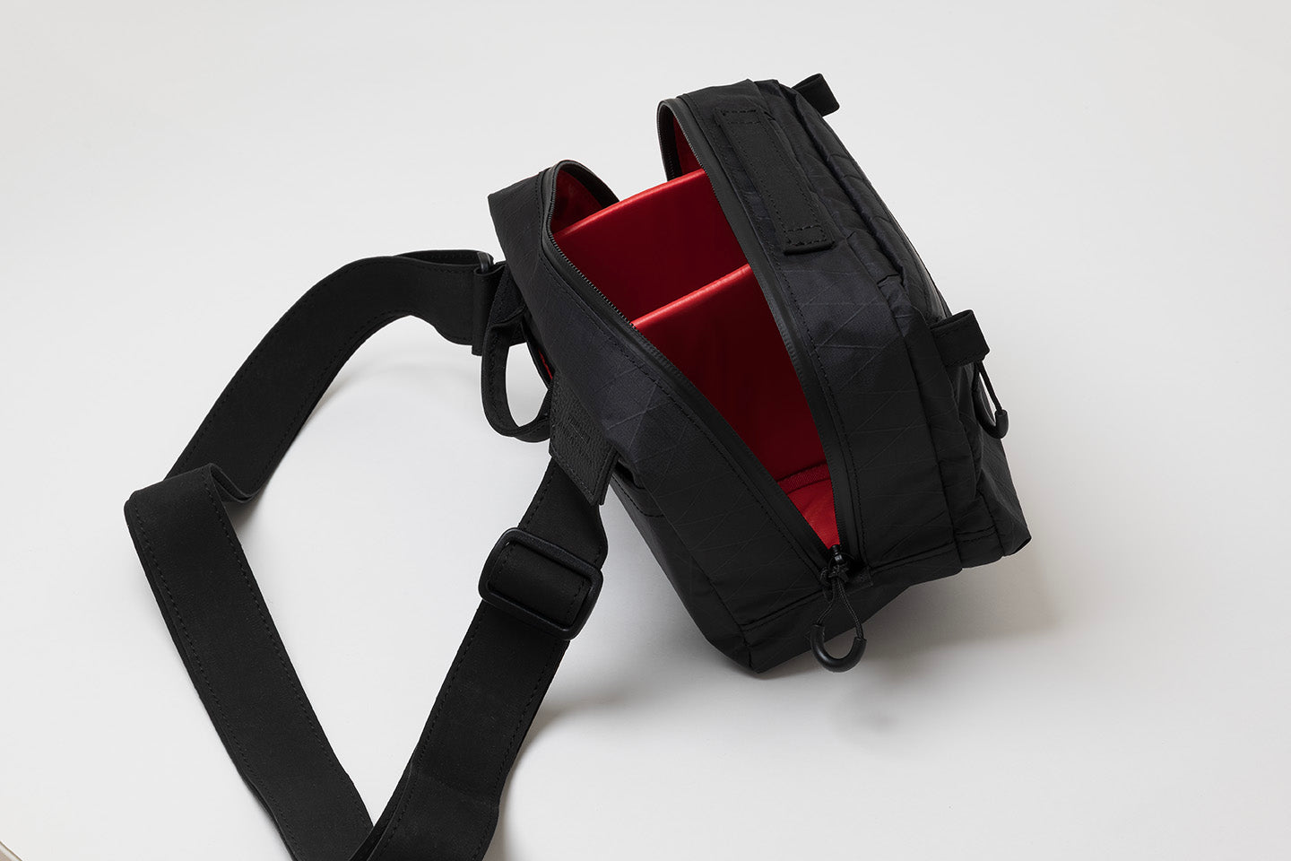 萩庭桂太が理想とするU.Lカメラバッグ「X-PAC」 – インダストリア