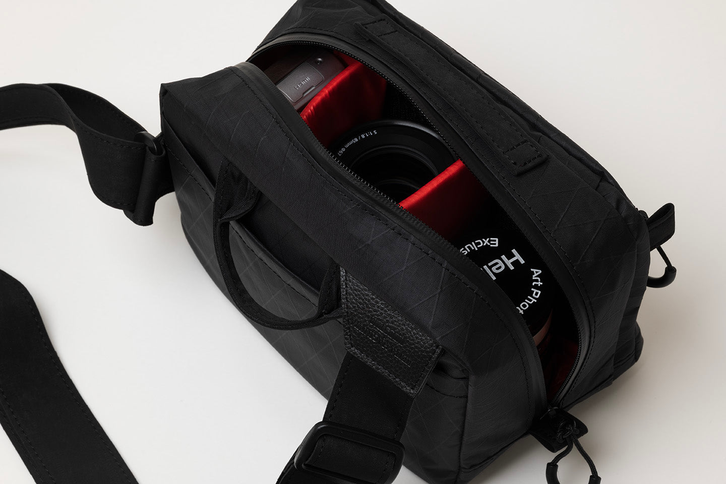 萩庭桂太が理想とするU.Lカメラバッグ「X-PAC」 – インダストリア