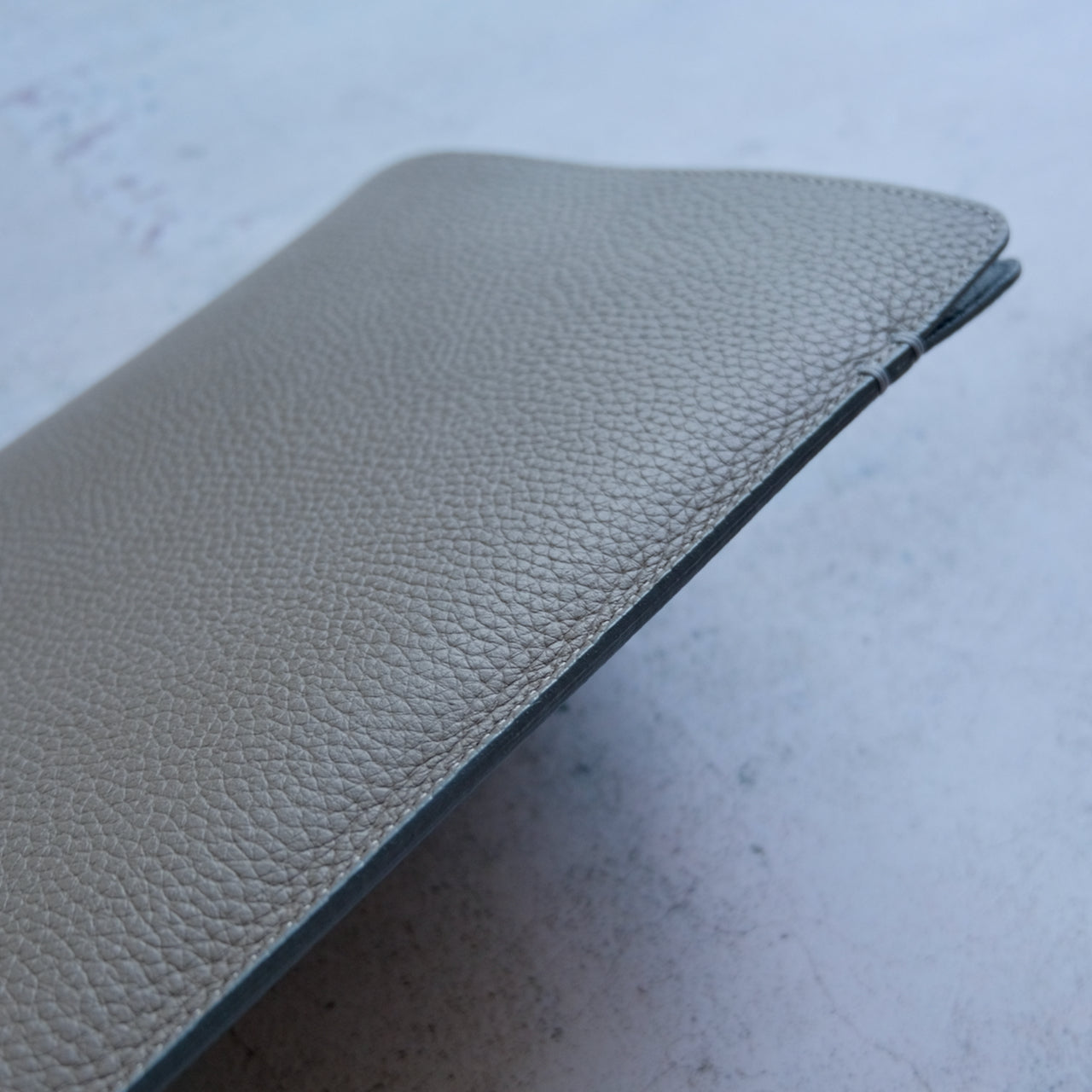 Macbook air 13inchをスリムに持ち運ぶ、薄いけどしっかりしたスリーブケース