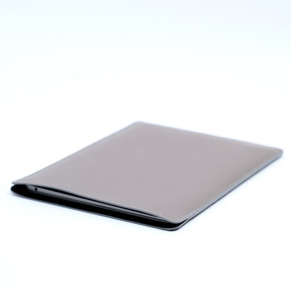 Macbook air 13inchをスリムに持ち運ぶ、薄いけどしっかりしたスリーブケース